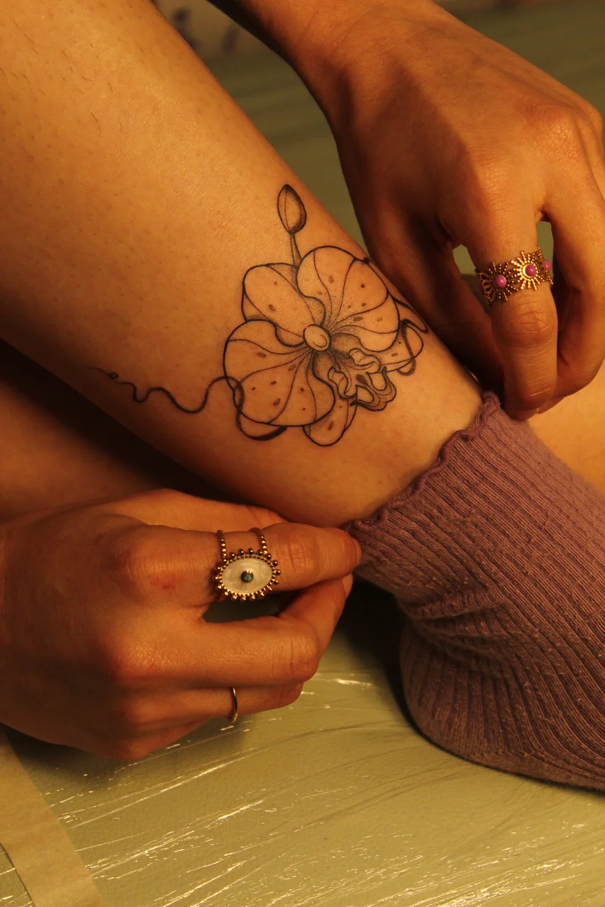 Tatuaje fine line botánico y delicado