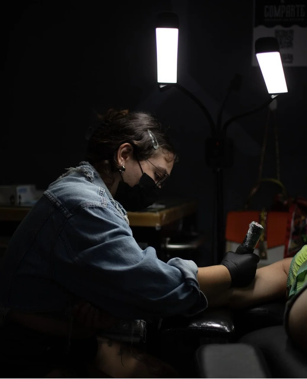 Claudia en su espacio de tatuaje con iluminación profesional